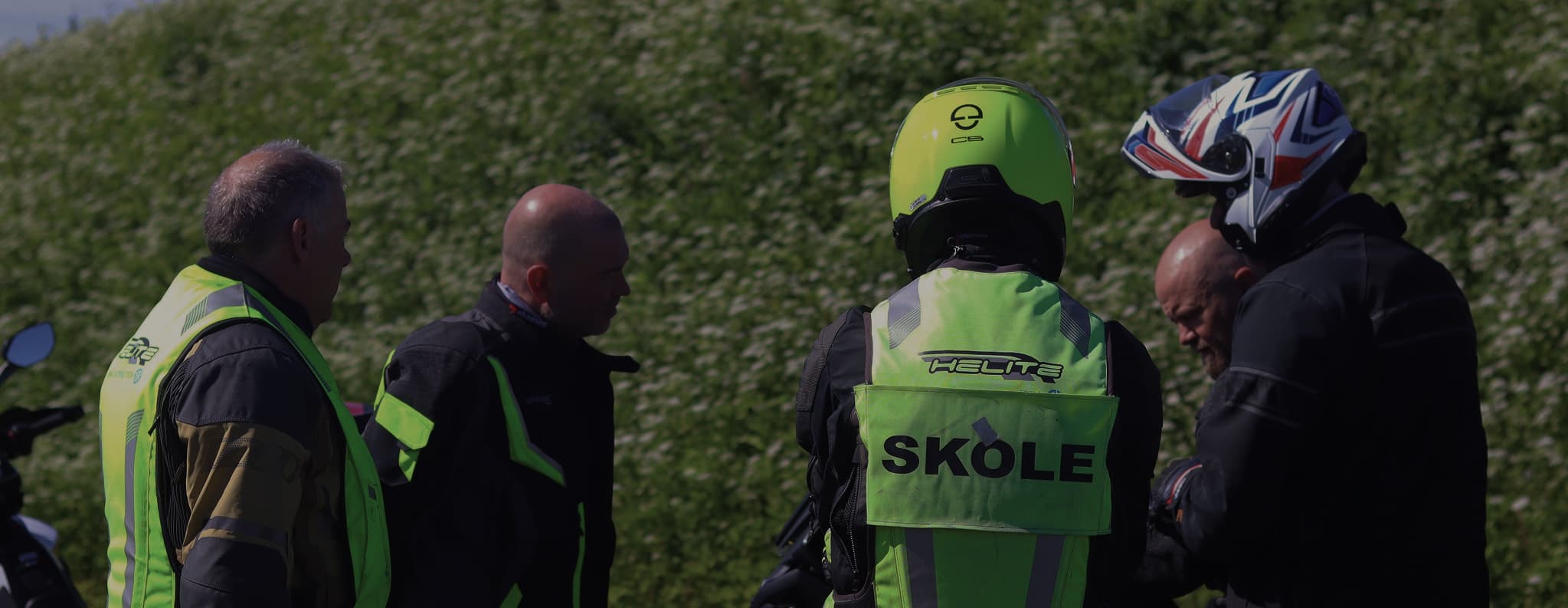 Trafikklærere på motorsykkelkurs med refleksvest merket SKOLE