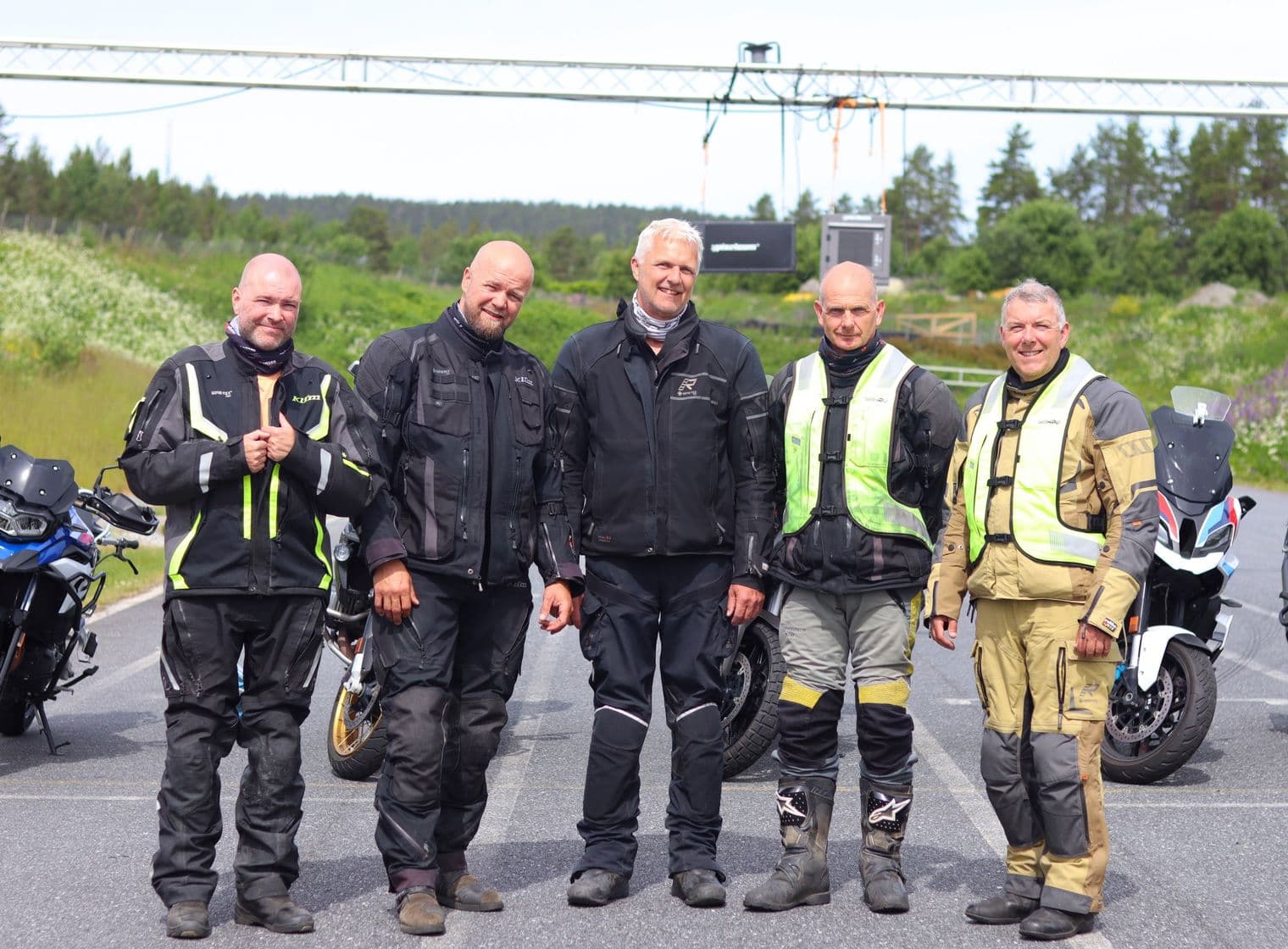 Trafikklærere i MC-utstyr samlet på en øvingsbane